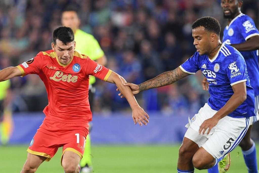 'Chucky' Lozano y Napoli rescatan el empate en Inglaterra