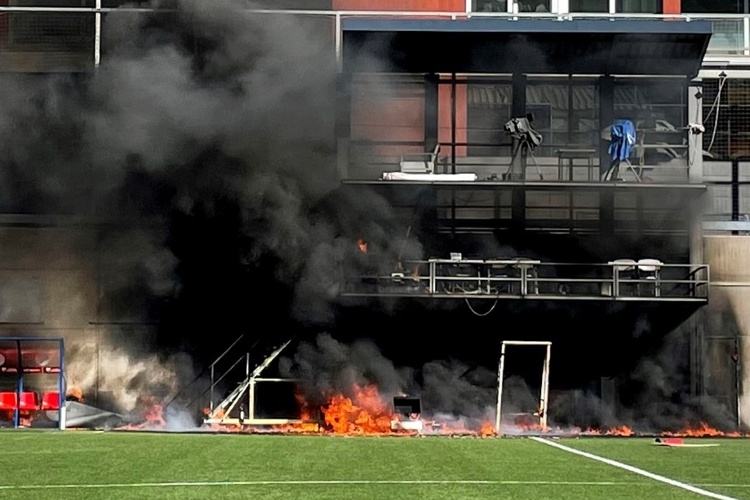 Se incendia estadio donde Inglaterra jugará eliminatorias mundialistas (VIDEO)