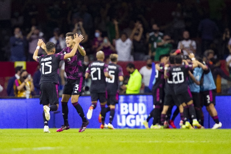 México le pasa por encima a Honduras y regresa al liderato