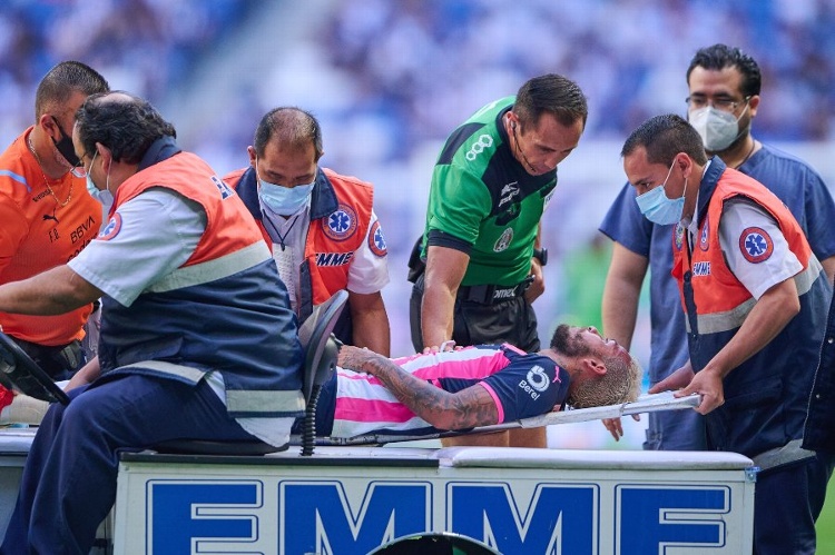 Jugador de Rayados sufre duro golpe y termina en el hospital (VIDEO)