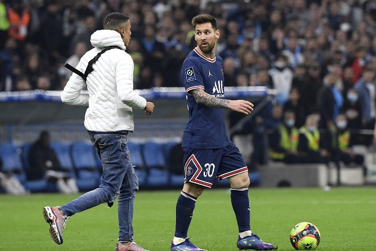 Aficionado invade cancha y corta jugada de Messi (VIDEO)