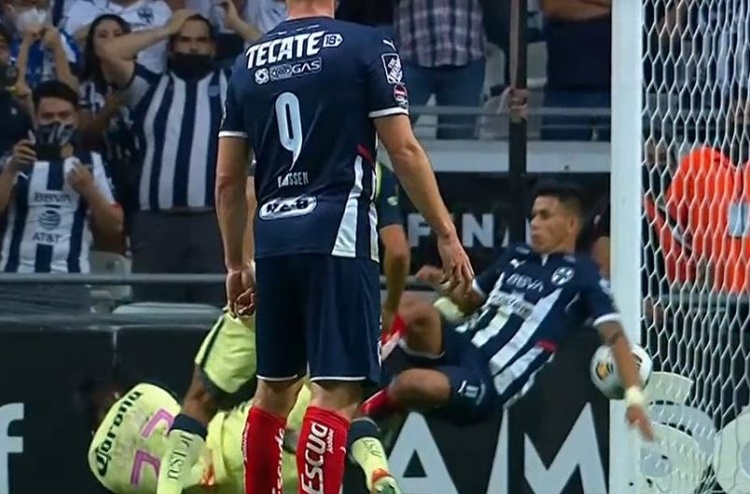 ¡Escándalo! No marcan un penal al América por mano de Rayados (VIDEO)