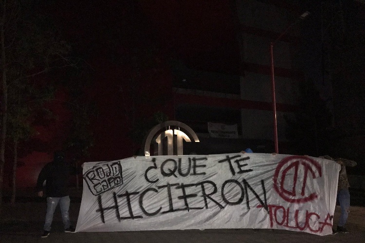 Afición de Toluca explota contra directiva tras eliminación