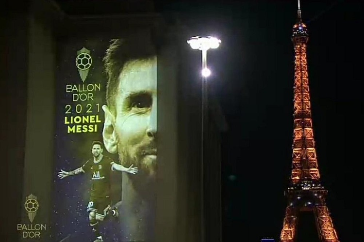 Encienden la Torre Eiffel en honor a Lionel Messi (VIDEO)