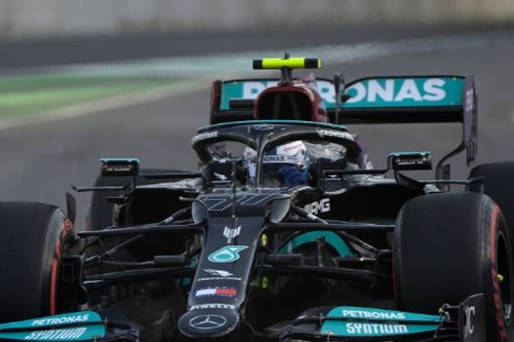 Hamilton domina P1 del GP de Arabia Saudí, 'Checo' es 11