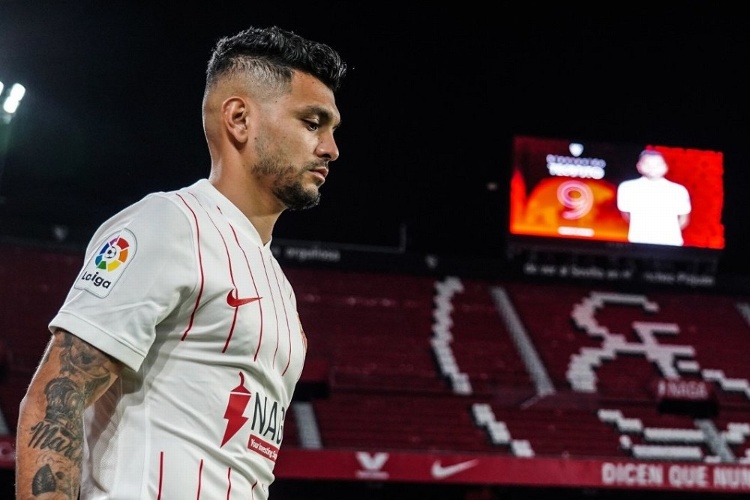 'Tecatito' ya porta los colores del Sevilla (FOTOS)