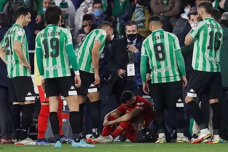 Suspendido el Real Betis vs Sevilla por actos de violencia (VIDEO)