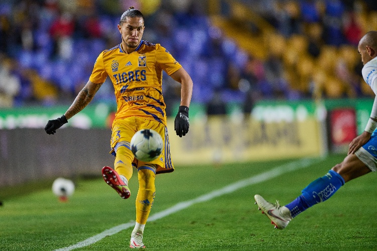 Carlos Salcedo se despide de Tigres con autogol (VIDEO)