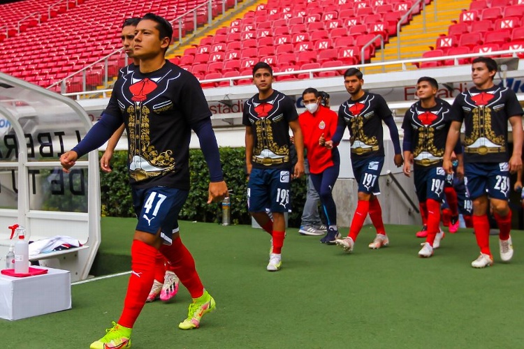 Vestidos a lo Mariachi, así calentó el Tapatío (FOTOS)