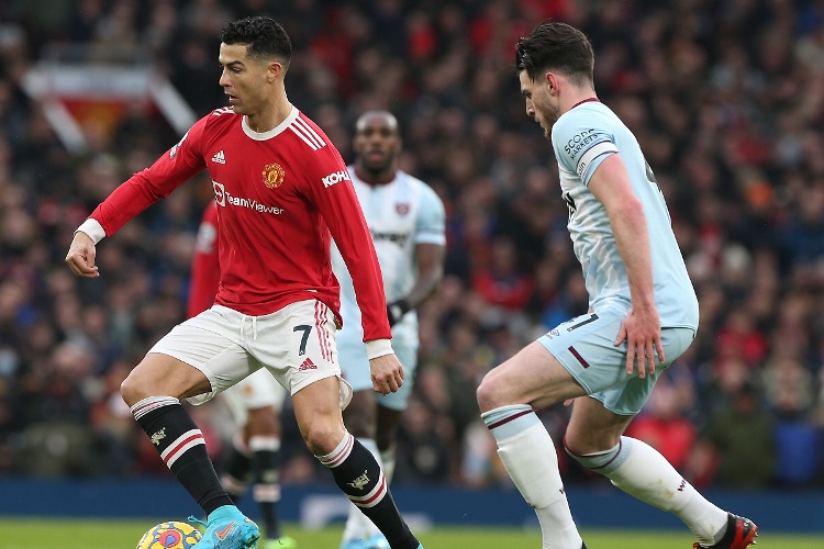 Manchester United logra triunfo de último minuto 