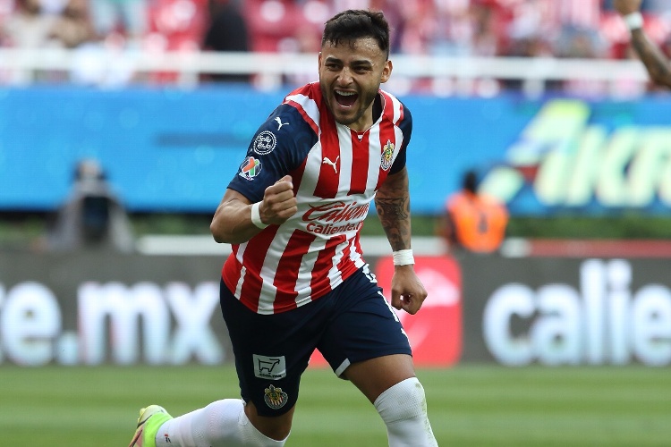 El golazo de Vega para rescatar a Chivas (VIDEO)