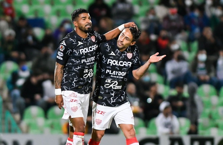 Pablo Guede felicita a sus jugadores por vencer a Santos