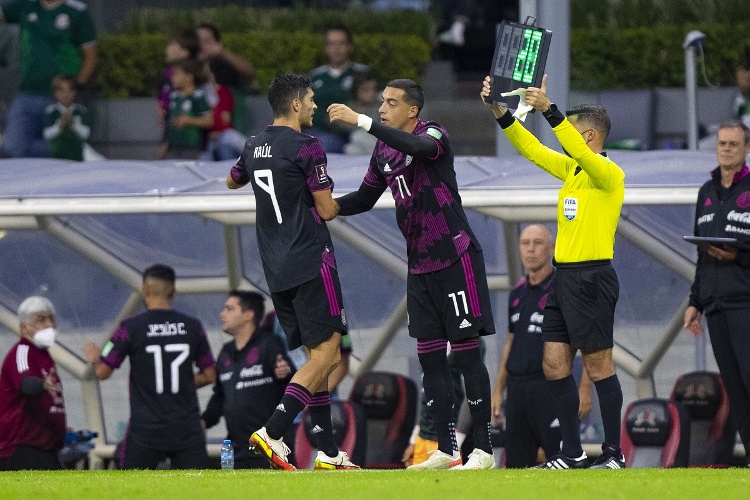 Funes y Jiménez intercambian playeras para la colección (FOTO)