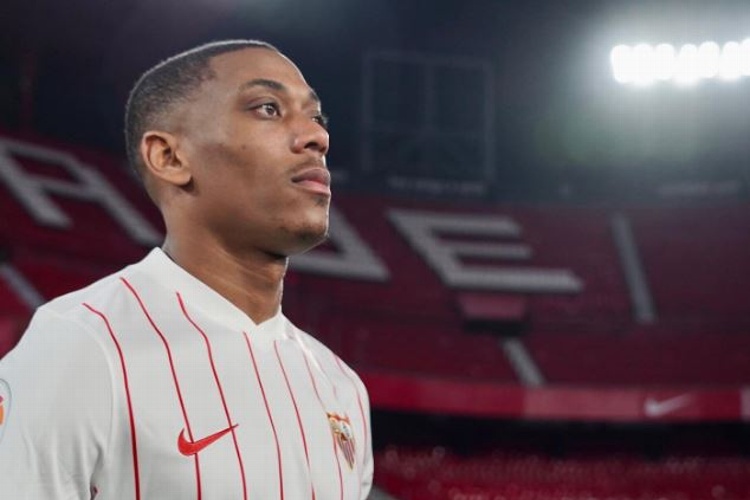 Sevilla presume a Anthony Martial como su nuevo refuerzo