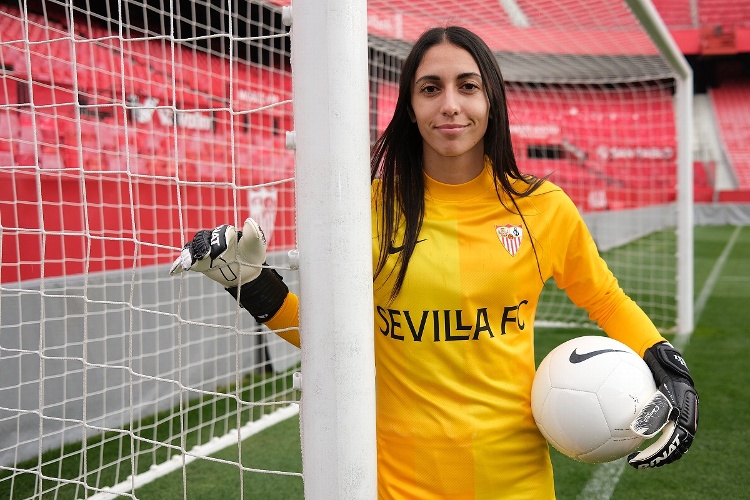 Mexicana Itzel González ya luce los colores del Sevilla (FOTOS)