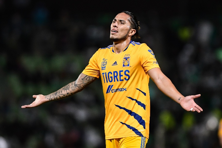 Carlos Salcedo es borrado de Tigres