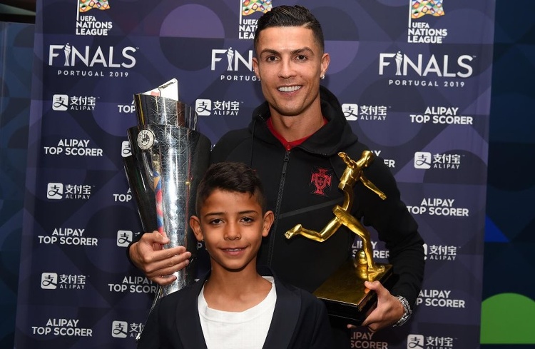 Cristiano Jr. presume playera de México en documental (FOTO) 