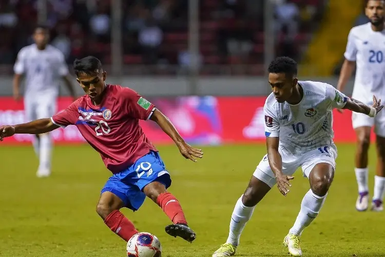 Costa Rica se impone a Panamá y vuelve a meterse a la pelea