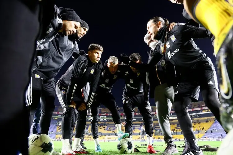 Afición de Tigres le dedica manta a los Rayados (FOTO)