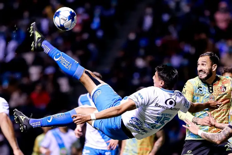 El épico gol de chilena que le dio el liderato a Puebla (VIDEO)