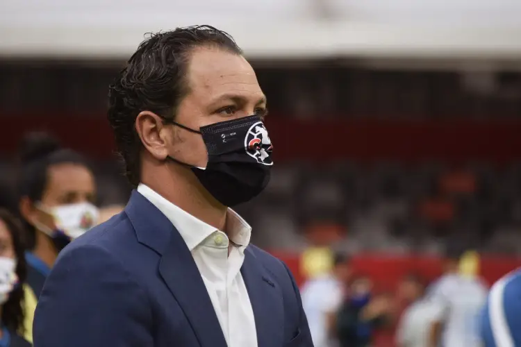 Multan a Santiago Baños por quejarse del arbitraje