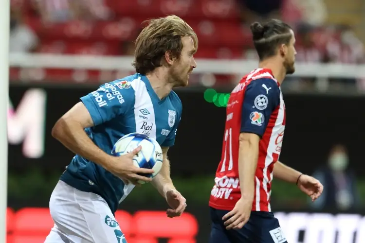 Puebla remonta y vence a las Chivas