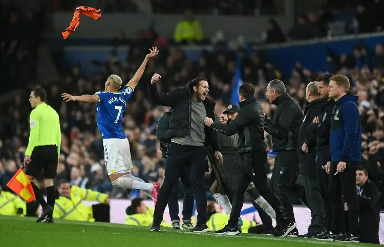 Frank Lampard se rompe la mano celebrando un gol