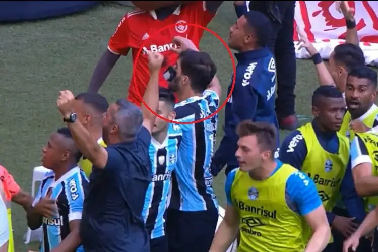 Golpean con un celular a futbolista en pleno festejo (VIDEO)