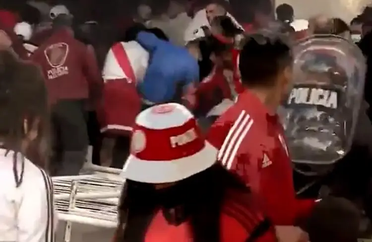 Trifulca entre aficionados de River Plate deja 17 detenidos (VIDEO)