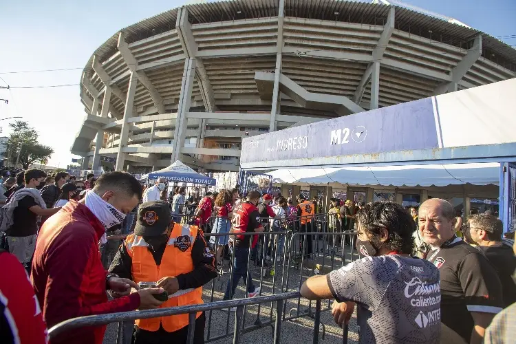 Atlas implementa Fan ID; aficionados lo ignoran para ingresar al Jalisco (VIDEO)