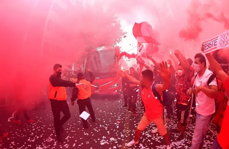 Proponen prohibir entrada a estadios a personas con antecedentes penales