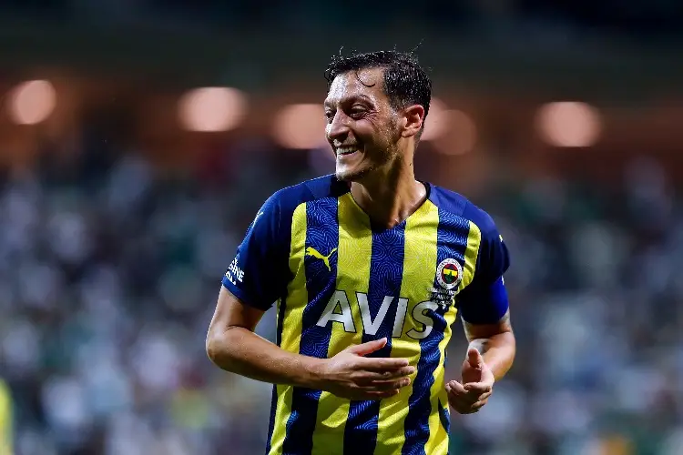 Despiden a Mesut Özil del futbol turco por indisciplina