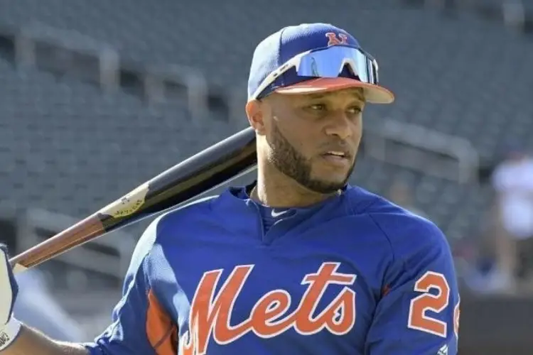 Mets contemplan a Canó en la primera base