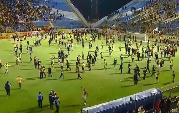 Barras hondureñas se pelean y provocan caos en estadio (VIDEO)