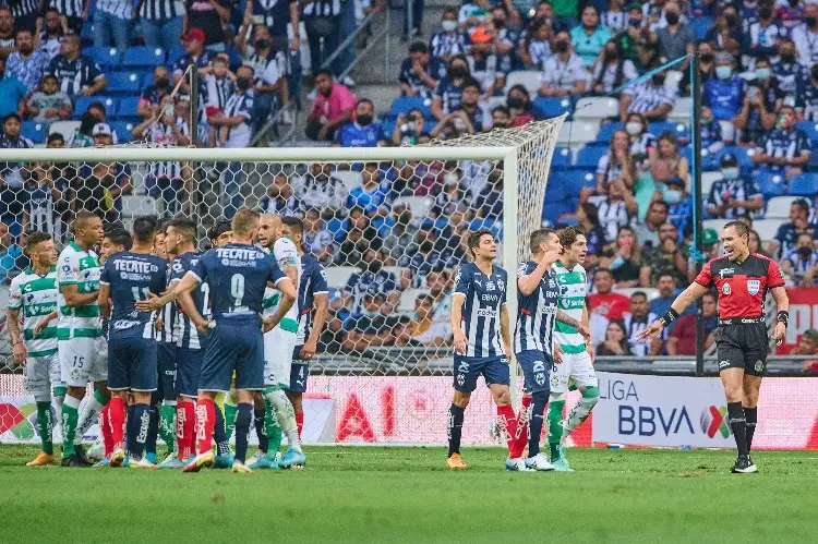 La increíble razón que retrasó el Rayados vs Santos (VIDEO)