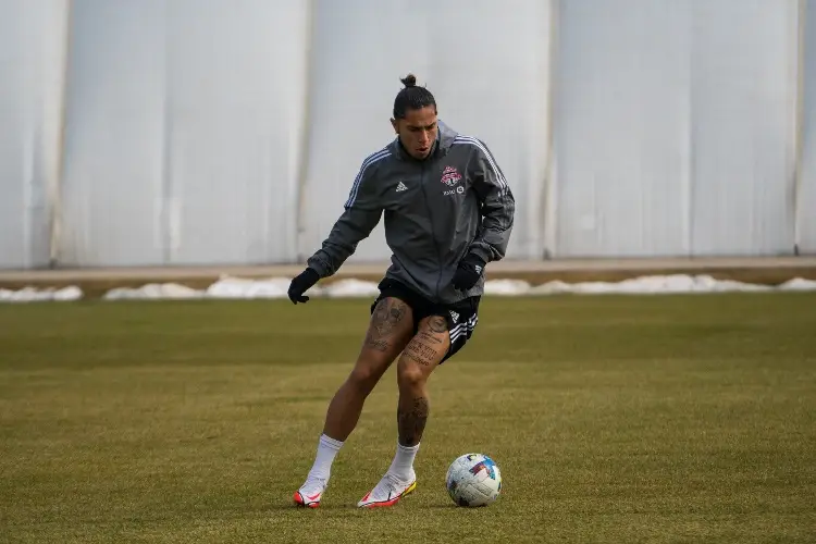 Carlos Salcedo es expulsado en la MLS por patear en la cara a rival (VIDEO)