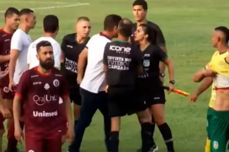 Técnico despedido por darle cabezazo a una jueza de línea (VIDEO)