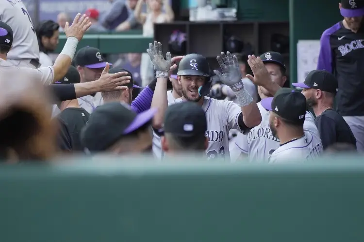 Rockies vence a Rangers en 10 entradas