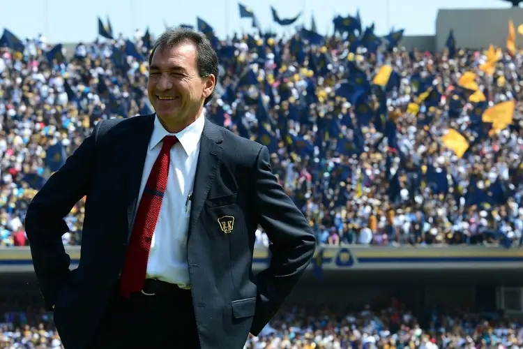 Mario Carrillo alza la mano para dirigir a Chivas