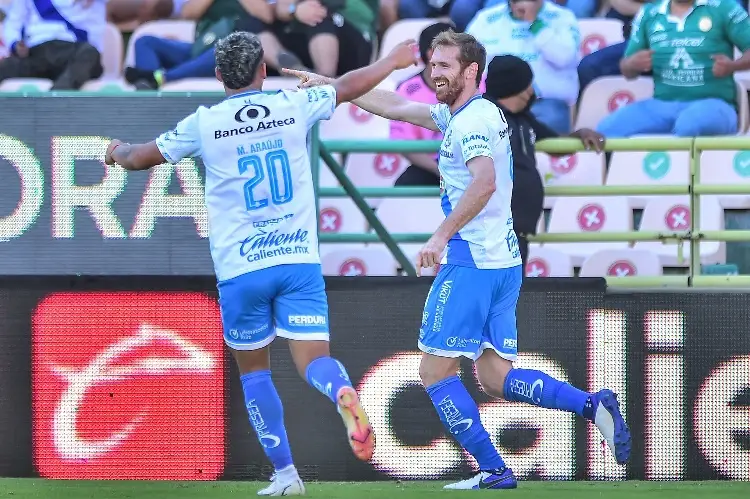 Puebla vence a León en duelo de expulsados