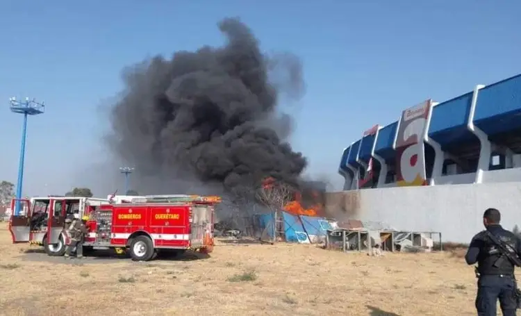 Provocan incendio en estadio de Querétaro