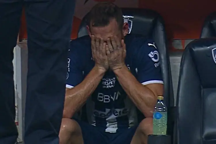 Janssen rompe en llanto tras no marcar gol (VIDEO)