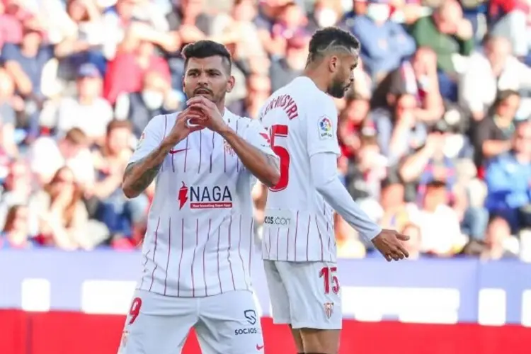 'Tecatito' Corona marca doblete con el Sevilla (VIDEOS)