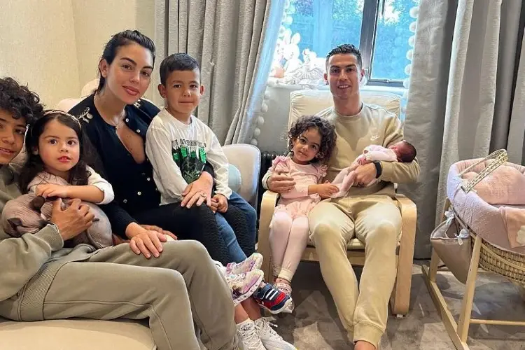 Cristiano volvió al público con foto familiar (FOTO)