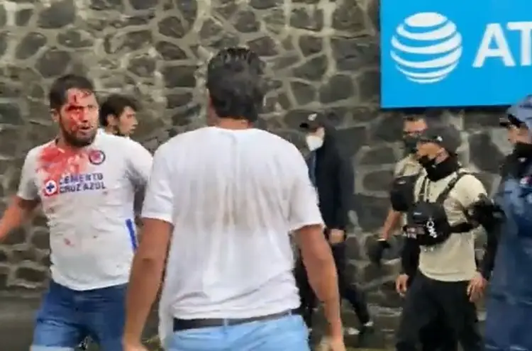 Liga MX reporta bronca entre aficionados de Cruz Azul y policía (VIDEO)