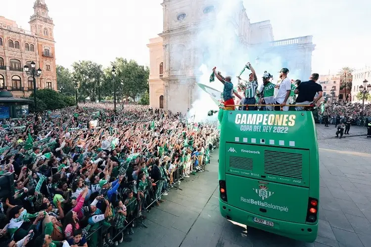 Así festejó el Betis de Guardado y Lainez tras ganar la Copa del Rey (VIDEOS + FOTOS)