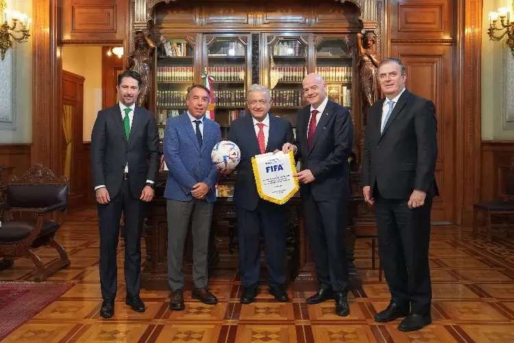 AMLO ya se reunió con Infantino rumbo al Mundial