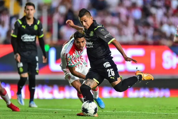 Chivas vence a Necaxa con agónico gol