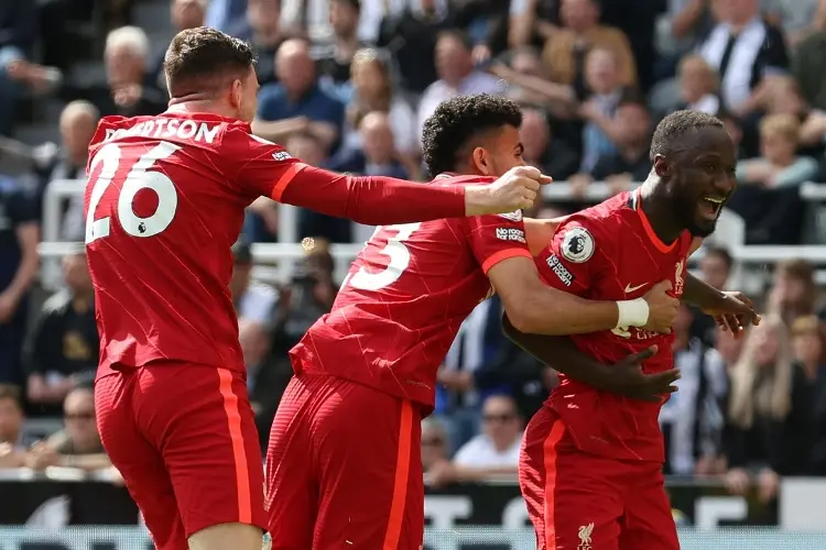 Liverpool gana y toma el liderato de la Premier League 