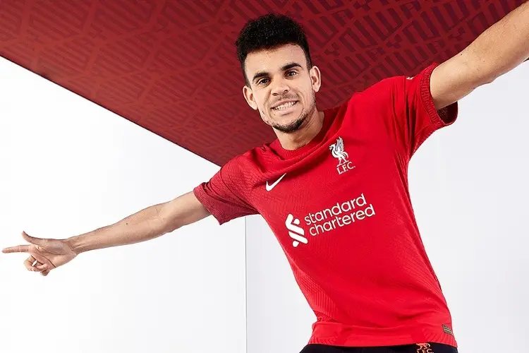 Liverpool lanza nuevo jersey para la próxima temporada (VIDEO)